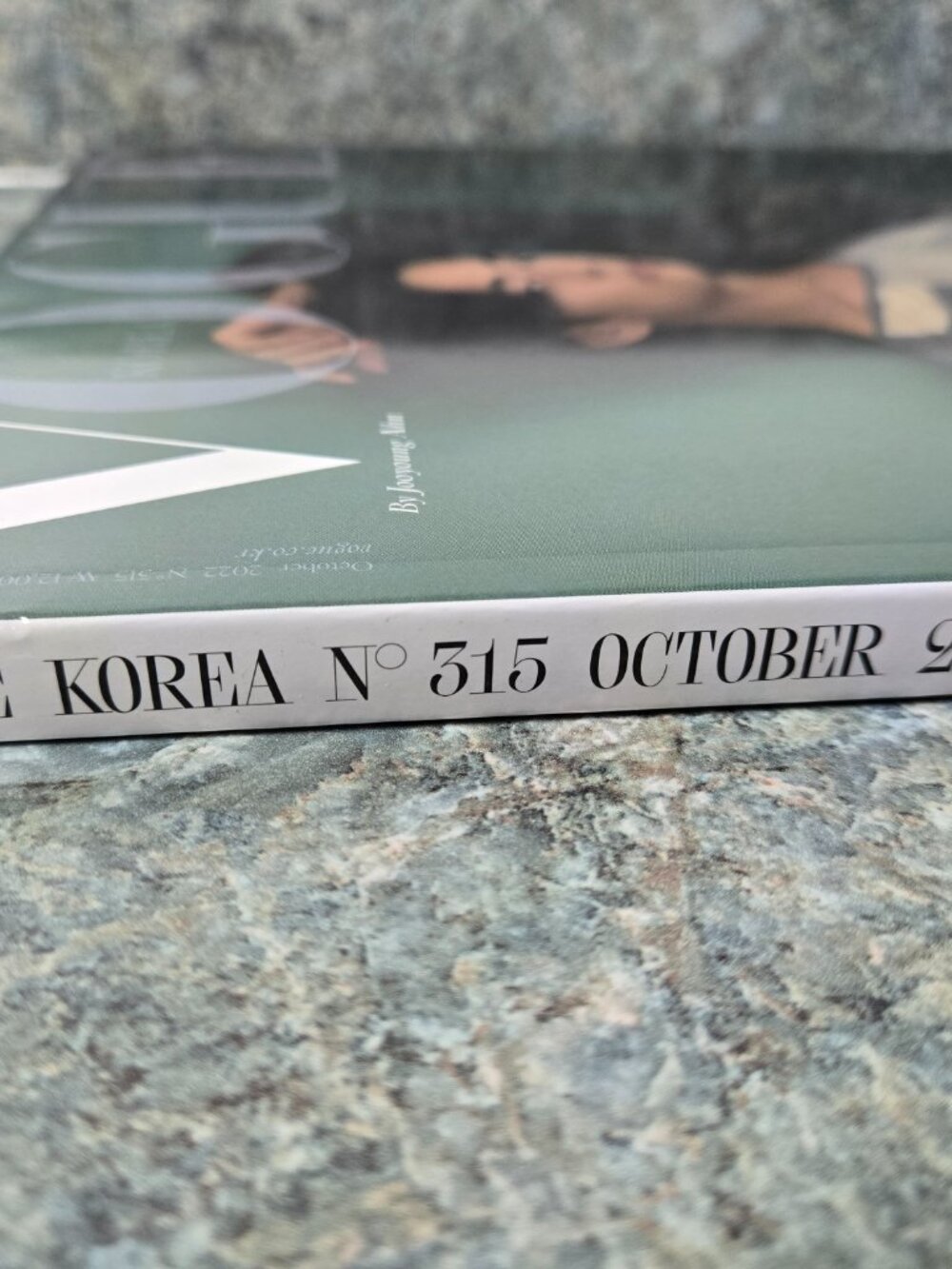 Vogue Korea BTS V (Kim Taehyung of BTS) Cover Magazine No. 315 October 2022-New - Picture 2 of 3